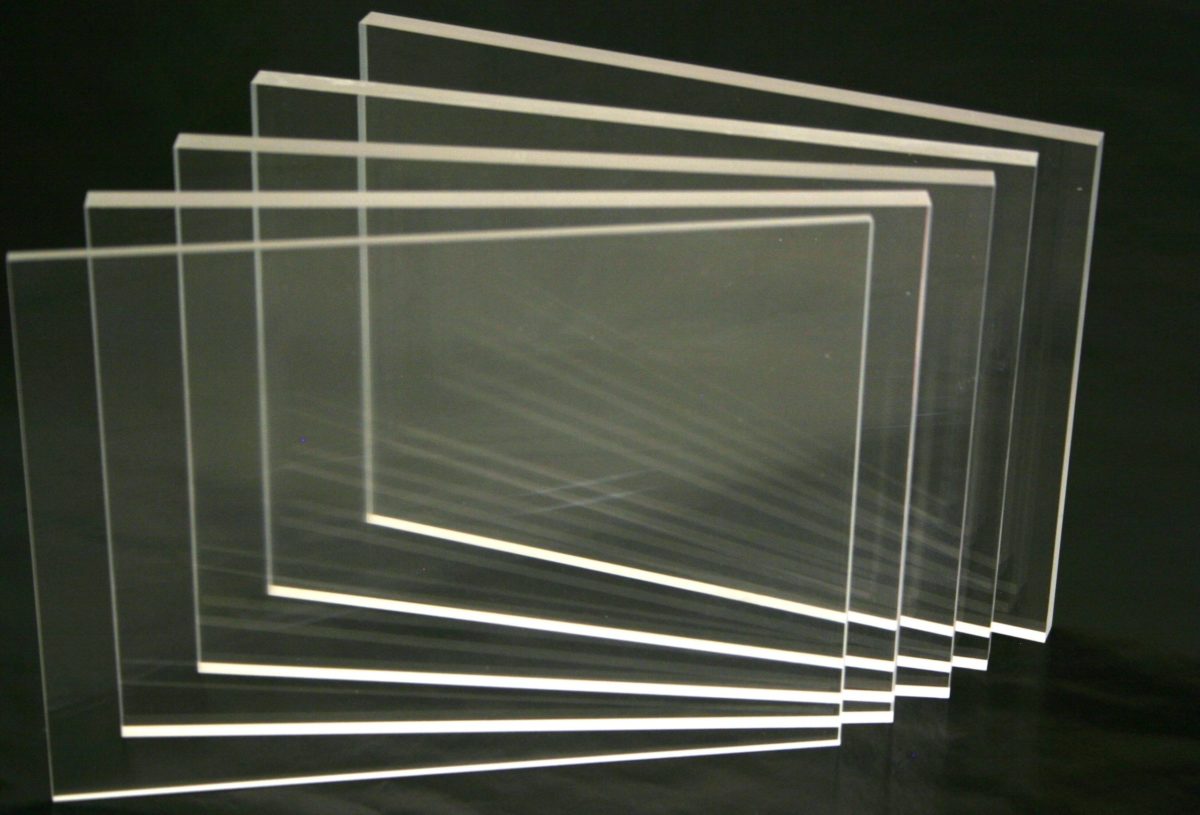 1 plaque de plexiglass
