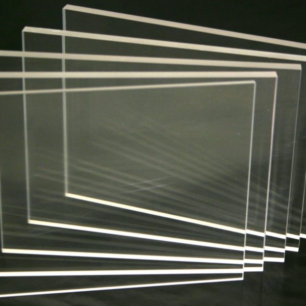 1 plaque de plexiglass