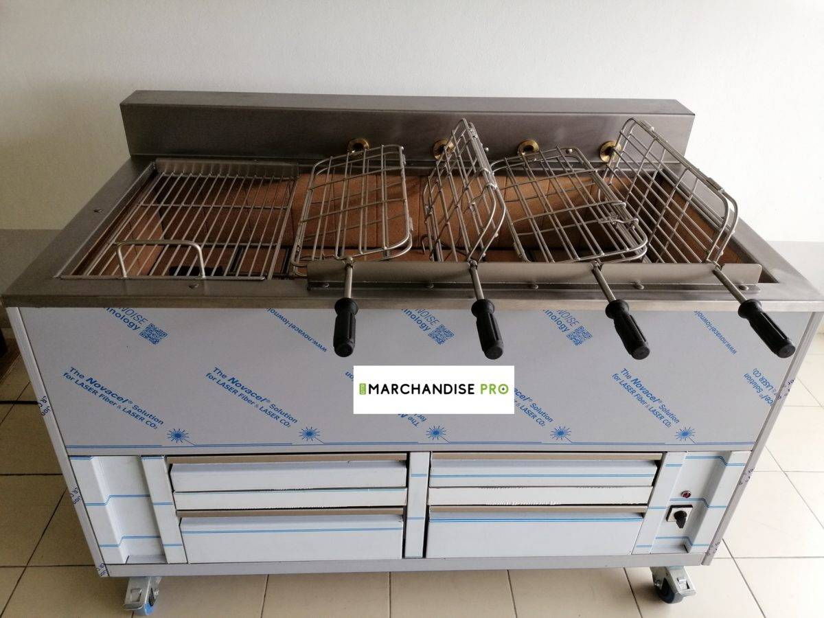 Barbecue à charbon avec 8 grilles saucisses Barbecue à charbon avec 8 grilles saucisses